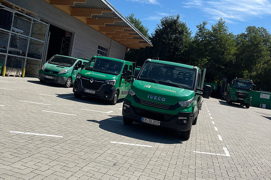 Parkplatz Team Grün Elzach mit Firmenfahrzeugen