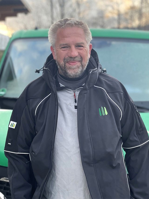 Portrait eines Gartenexperten in Arbeitskleidung