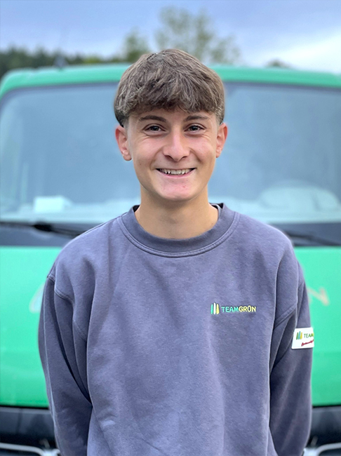 Portrait eines jungen Mannes in Firmenkleidung