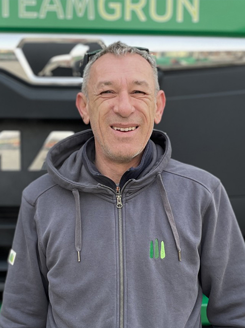 Portrait eines Gartenexperten im Firmenpullover