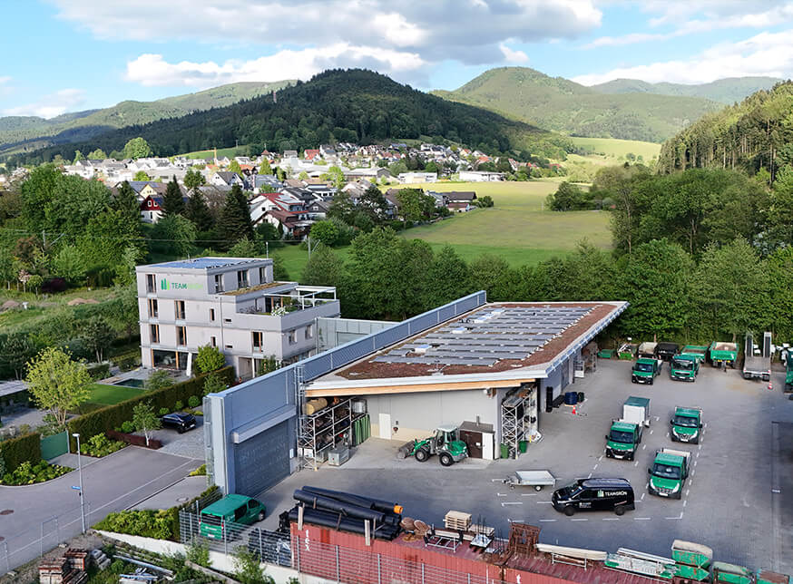 Team Grün Standort Elzach mit parkenden Firmenfahrzeugen